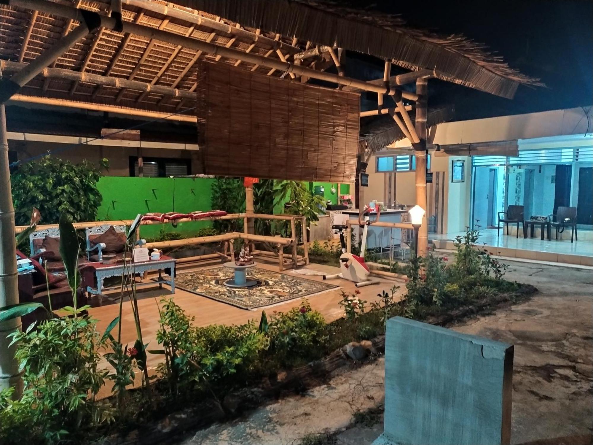 Robiu Homestay Banyuwangi  Luaran gambar